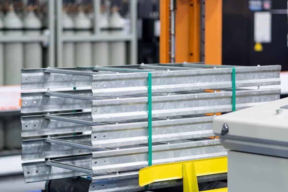 เทียบคุณสมบัติสายรัดพลาสติก VS สายรัดคอมโพสิต แบบไหนที่เหมาะกับการใช้งาน ?